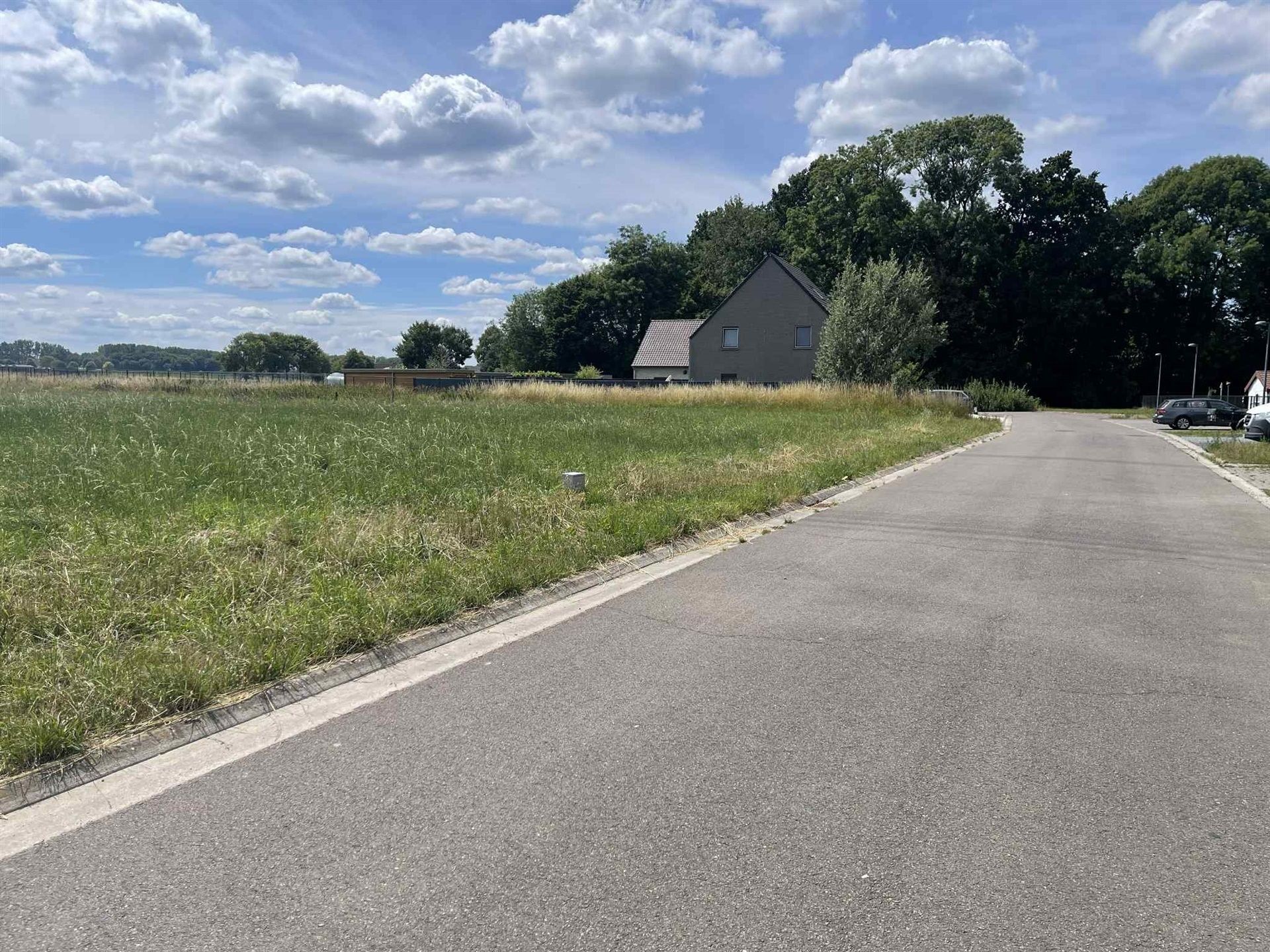 Bouwgrond voor open bebouwing in een rustige verkaveling foto {{pictureIndex}}