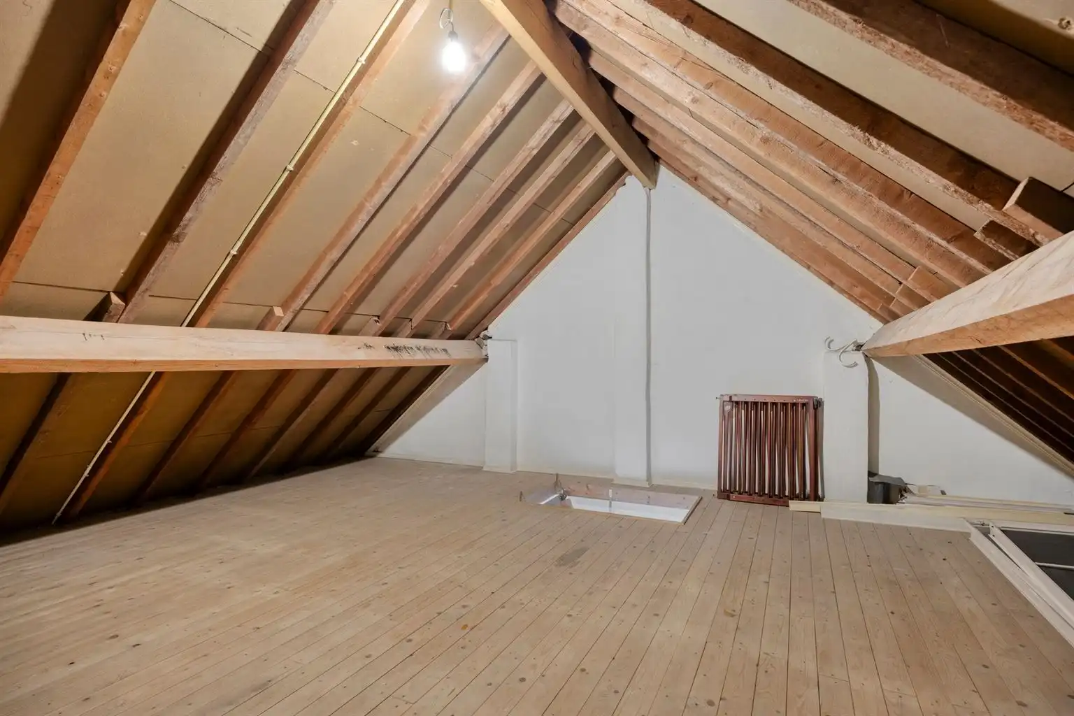 Prachtig gerenoveerde stadswoning met 3 slaapkamers en zuidgerichte tuin, op wandelafstand van het centrum van Maaseik. foto 31