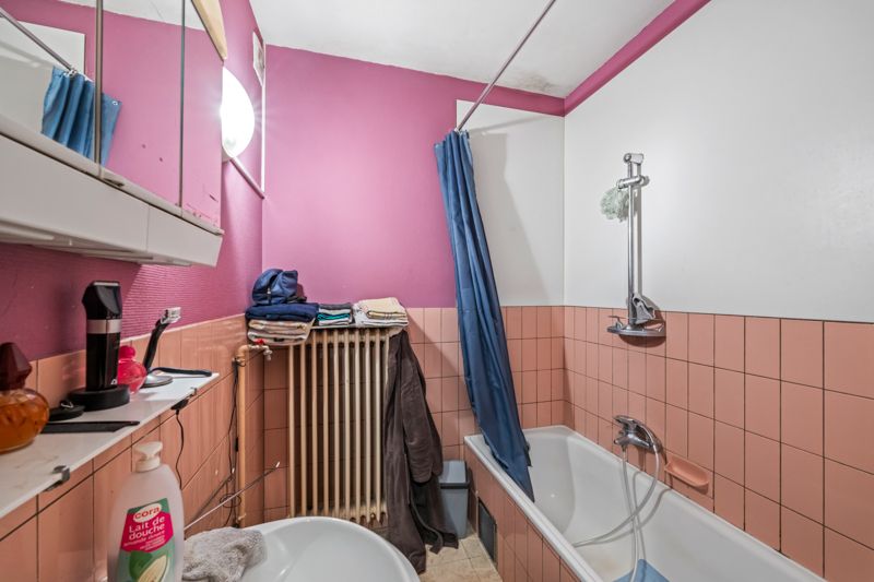 Roeselare-stadskern. Verzorgd en verhuurd TWEE-slaapkamerapprtement van 85 m2. Terras achteraan van +/- 14m2. Dichtbij scholen, winkels en de Markt, op wandelafstand. foto 11