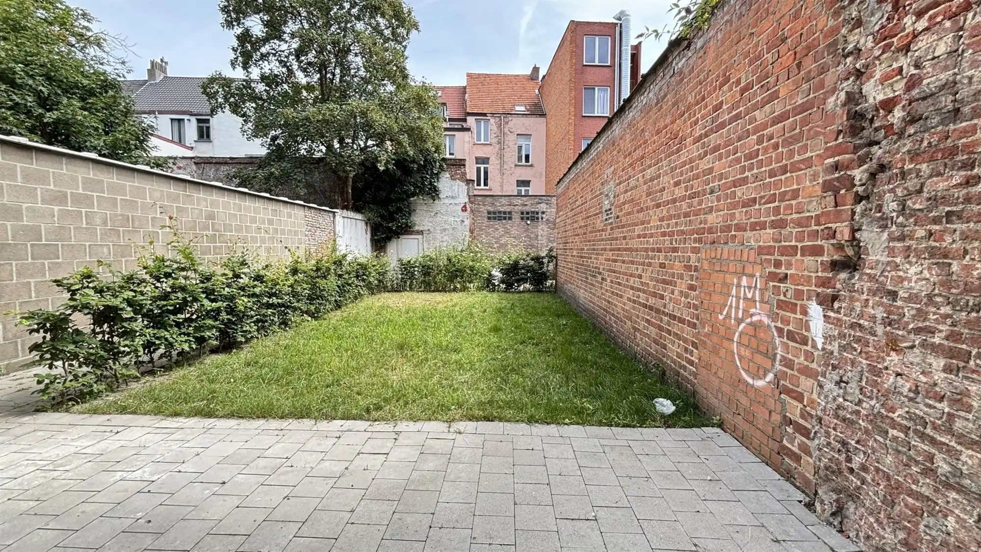 Gerenoveerd gelijkvloers appartement met tuin foto 2