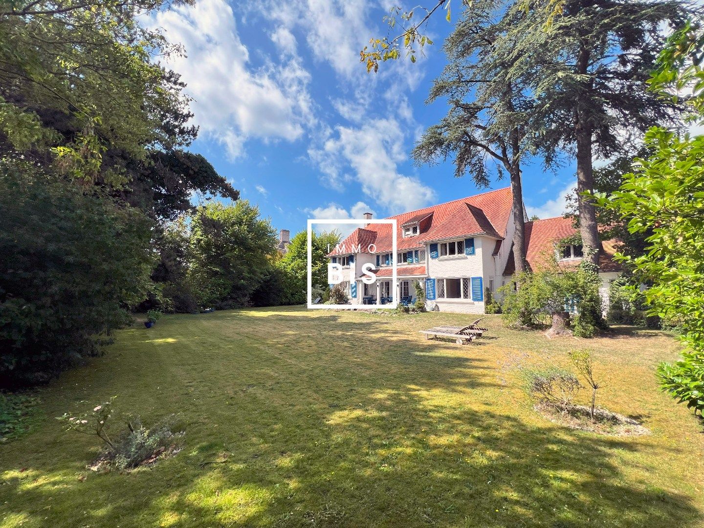 Hoofdfoto van de publicatie: Imposante karaktervolle villa ideaal gelegen in het hart van het Zoute