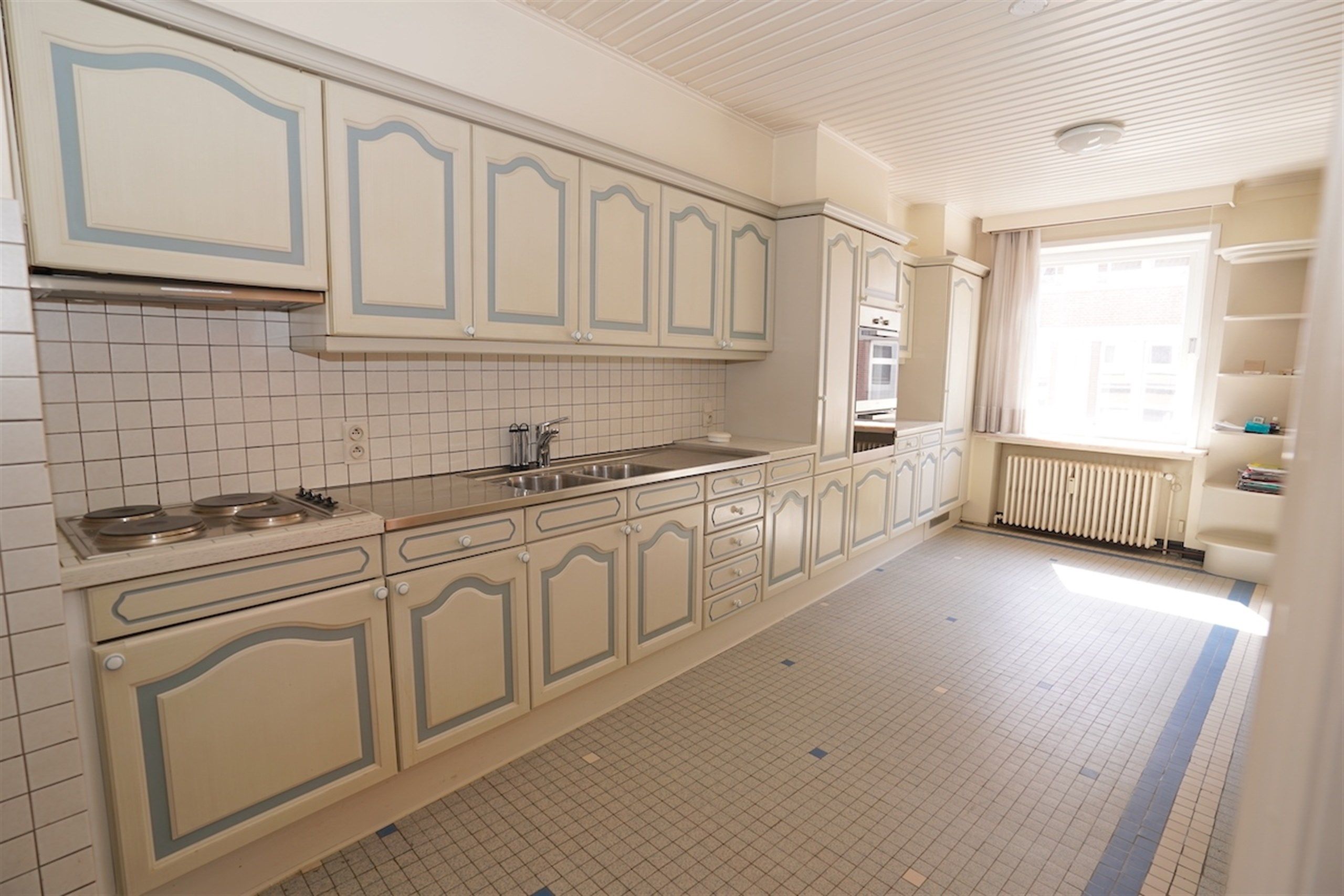 Te moderniseren 3-slpk appartement + garage in hartje centrum! foto 4
