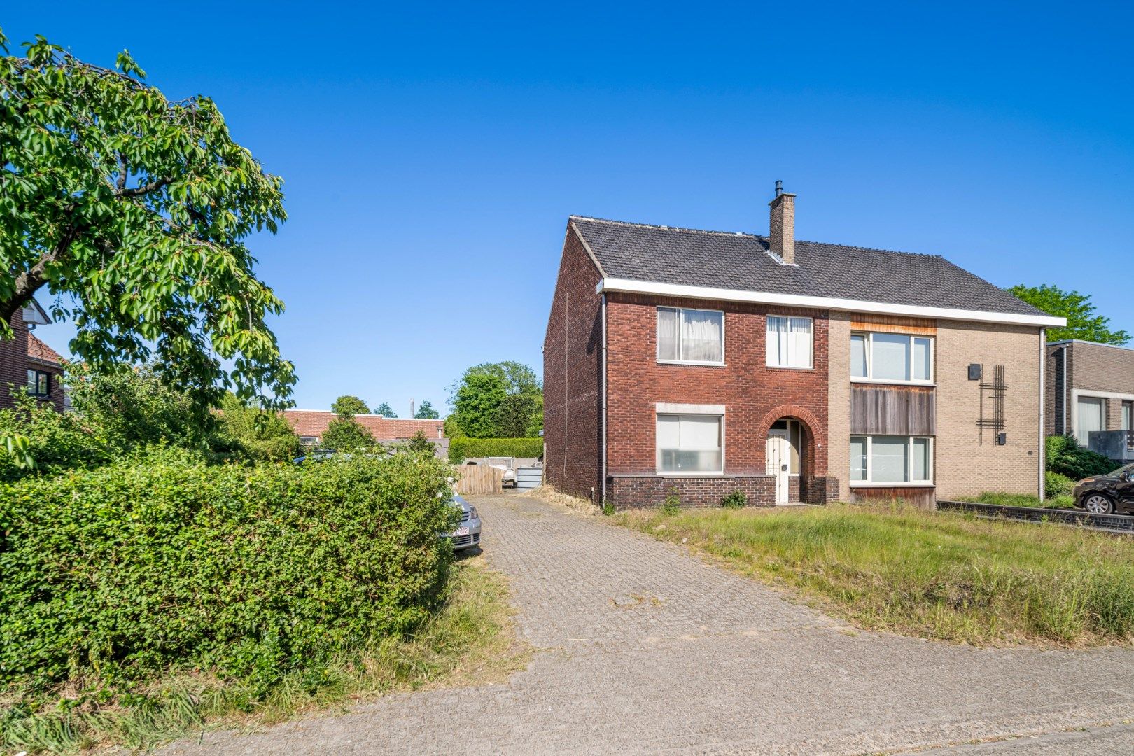 Halfvrijstaande woning op een perceel van 17a30ca met grote werkplaats van maar liefst 110 vierkante meter!  foto 2