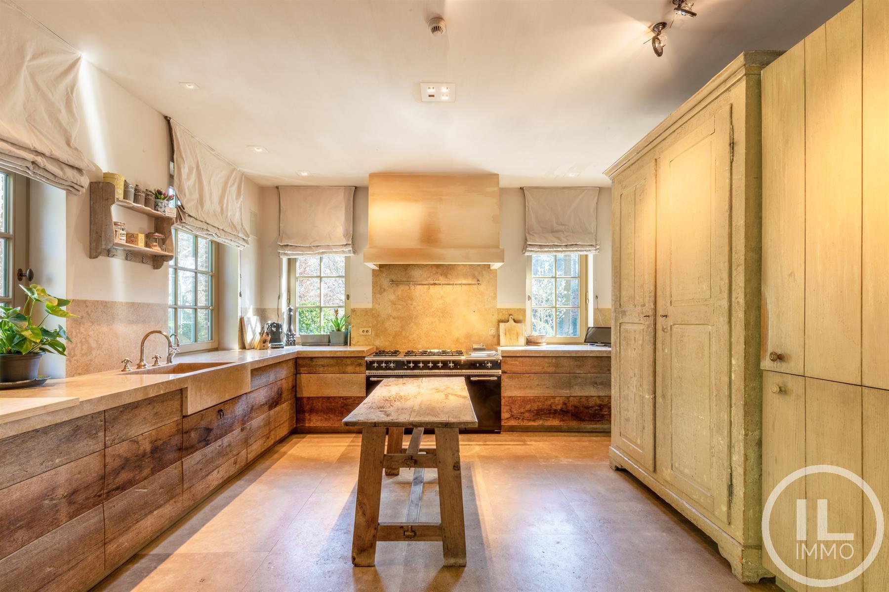 Schitterend domein van 7,7 ha met prachtige villa, zwembad, guesthouse, ruime schuur en uitgebreide paardenfaciliteiten. foto 12