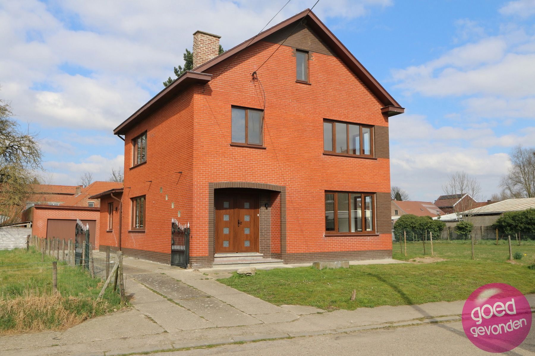 Hoofdfoto van de publicatie: WONING - 5 SLK - 2 BDK - 2 LIVINGS - GARAGE - TERRAS - TUIN