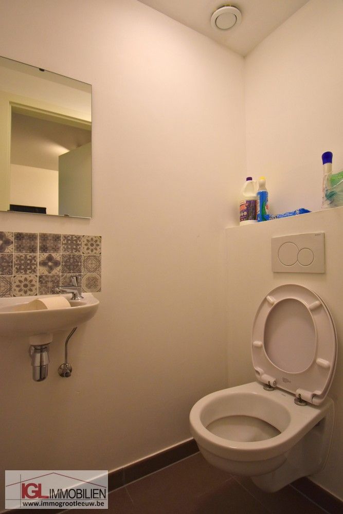 Recente 1 kamer appartement met terras en staanplaats. foto 8