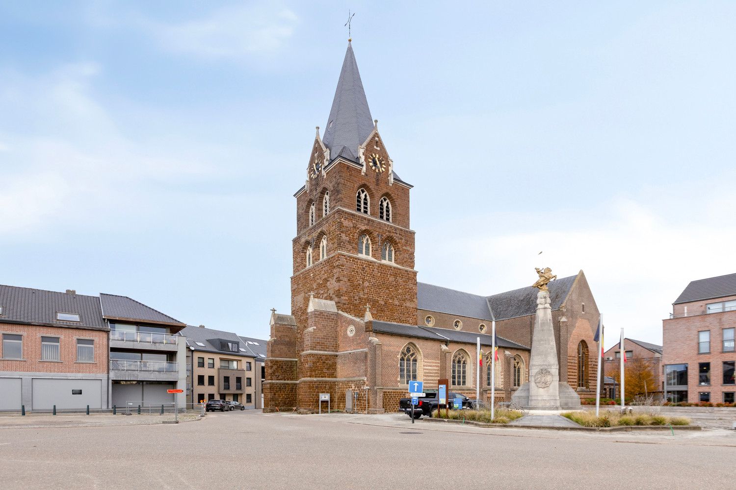 GELIJKVLOERS APPARTEMENT IN HET HART VAN HALEN, VOLLEDIG VERNIEUWD IN 2024! foto 2