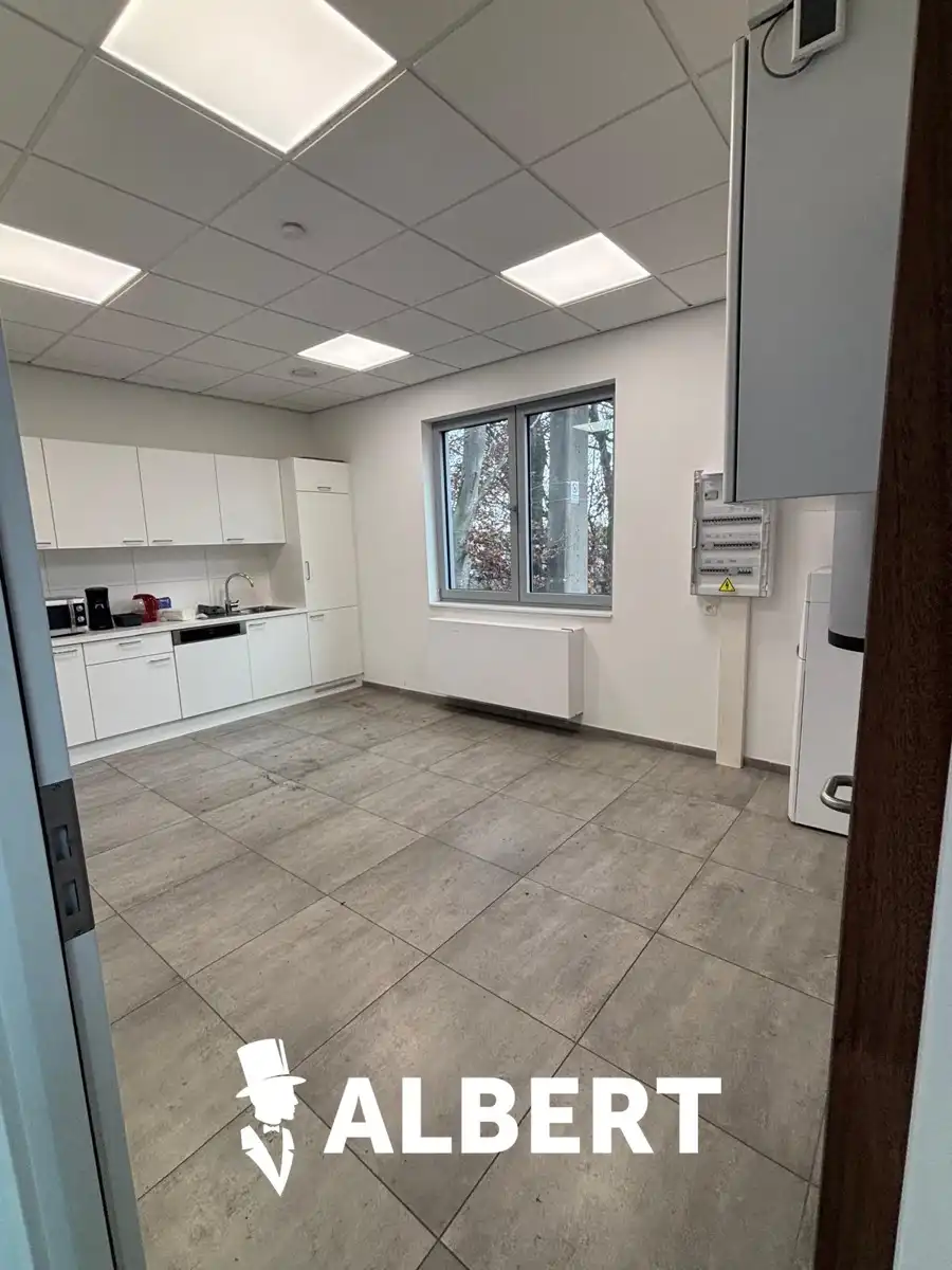 Industriële site met kantoorgebouw en hallen foto 9