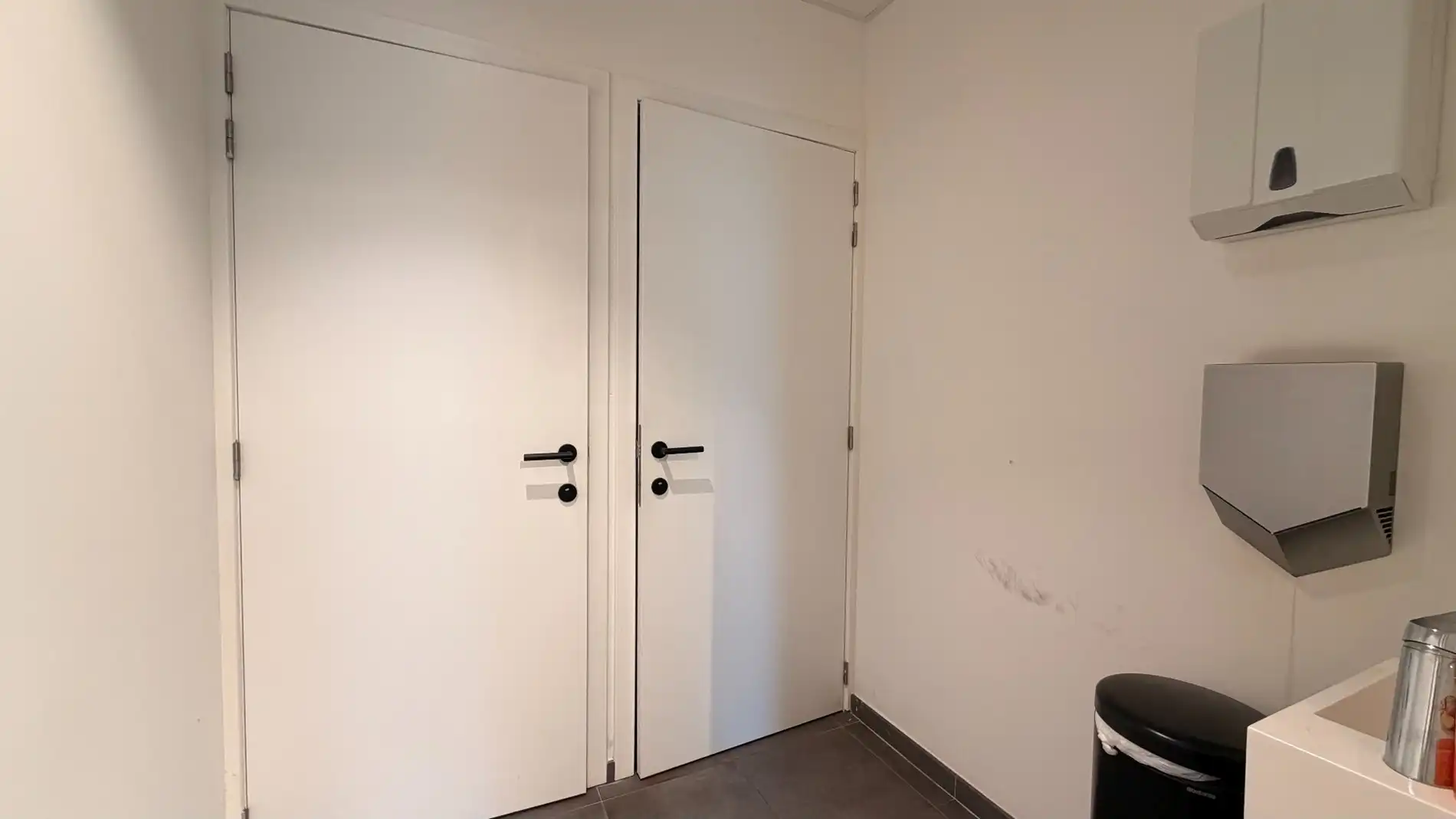 Instapklare kantoren met ruime parking te huur in Mechelen foto 11