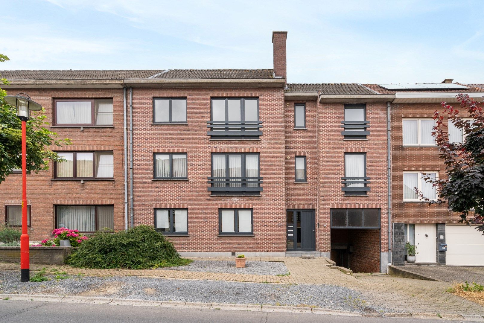 Ruim appartement (145m²) met grote zolderruimte (75m²) foto {{pictureIndex}}