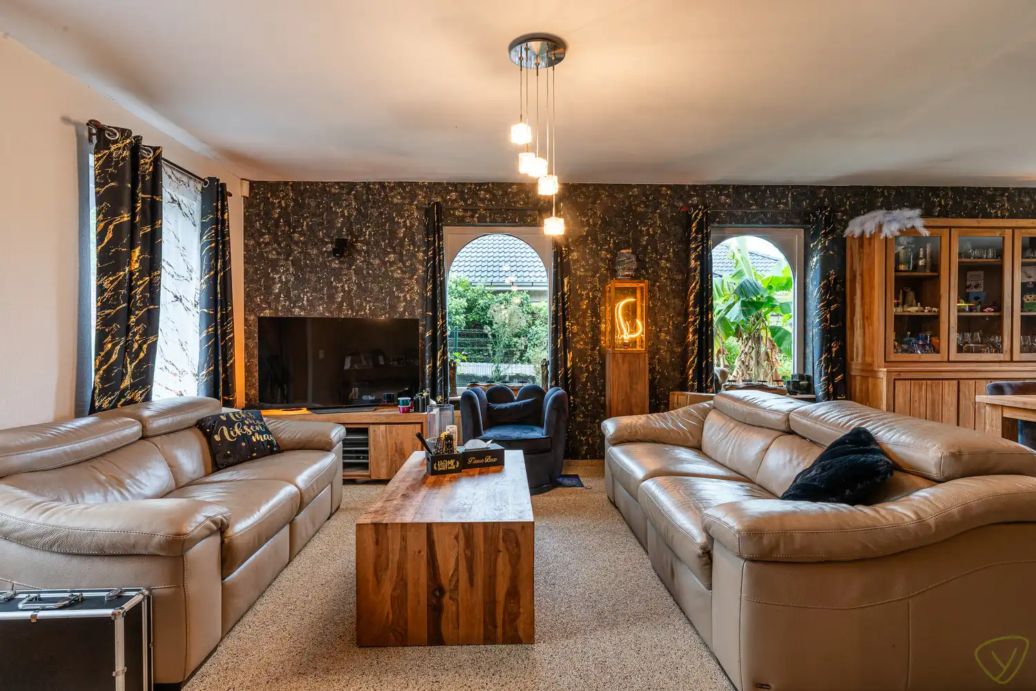 Ruime en moderne woning te koop in een rustige woonwijk net buiten het centrum met 3 slaapkamers, bureau en tuin - perfect voor comfortabel en gezinsvriendelijk wonen! foto 3