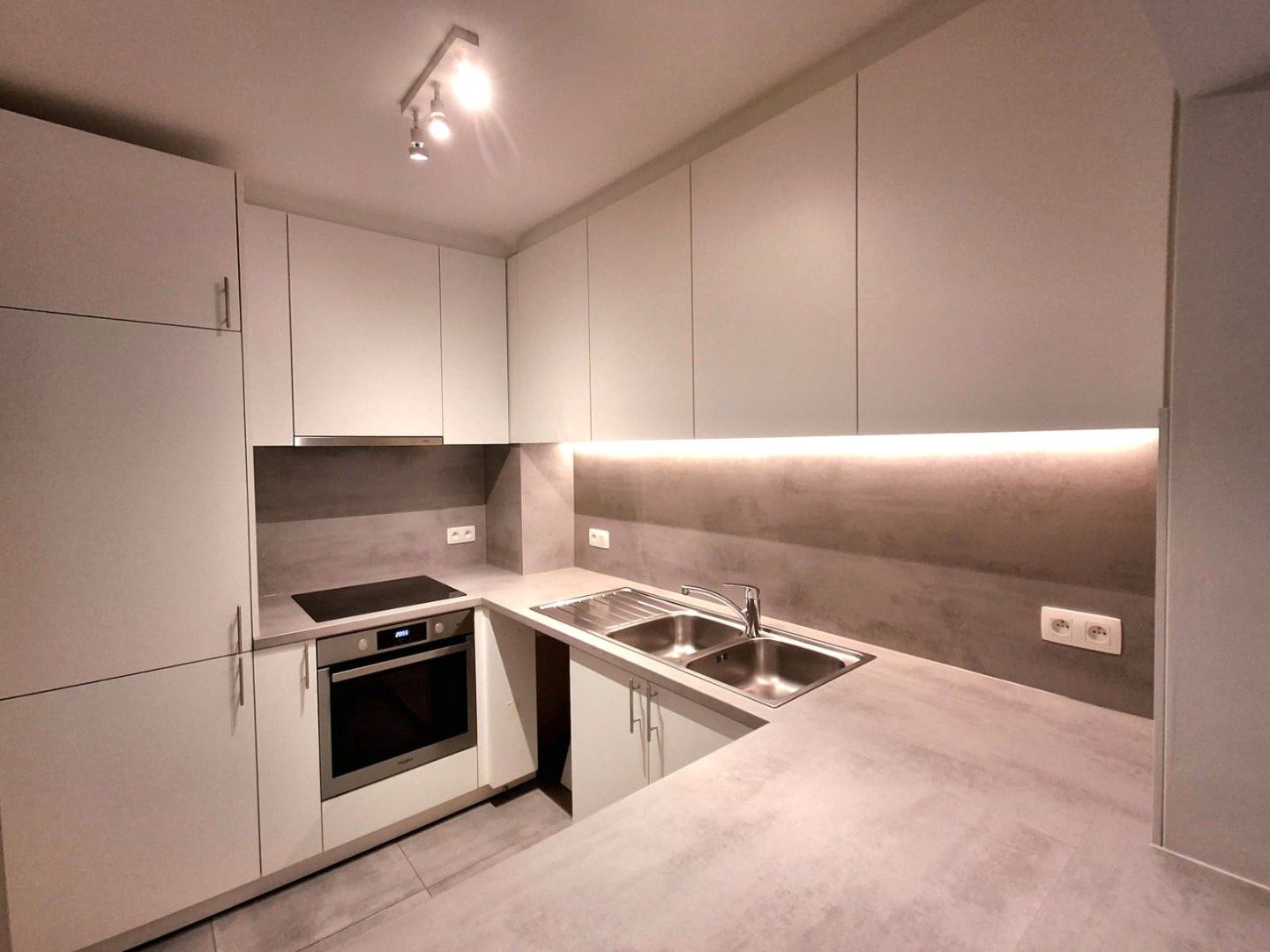 GERENOVEERD APPARTEMENT MET 2 SLAAPKAMERS, GARAGE EN TERRAS IN HET CENTRUM VAN EINZE foto 2