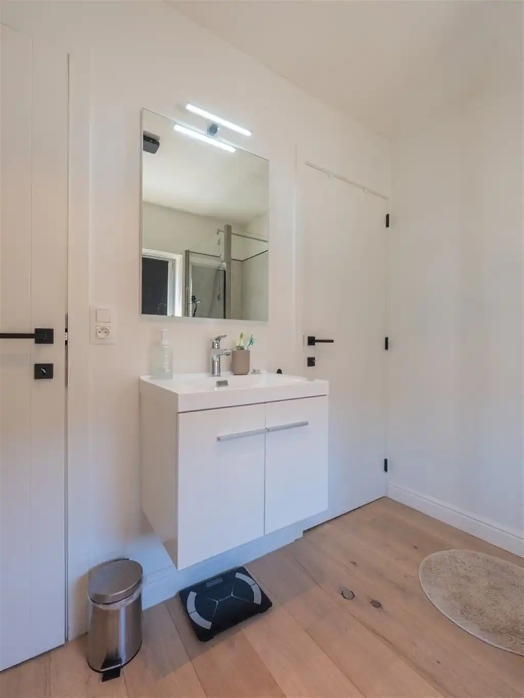 Charmante woning in gesloten bebouwing met ruim terras, tuin en bijhorende carport, volledig onderkelderd met inpandige garage, in het centrum foto 24