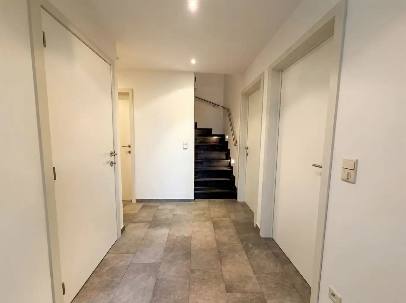 Instapklare stadswoning met 3 slaapkamers, aparte garage en tuintje. foto 2