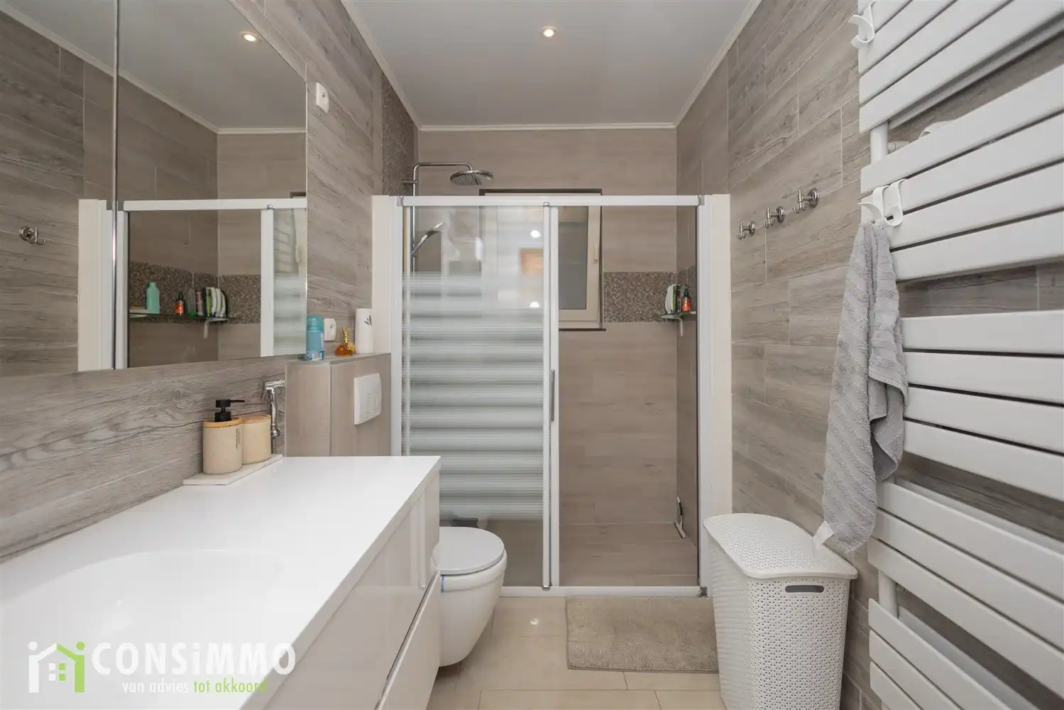 Instapklare en ruime woning met 5 slaapkamers in Genk foto 12