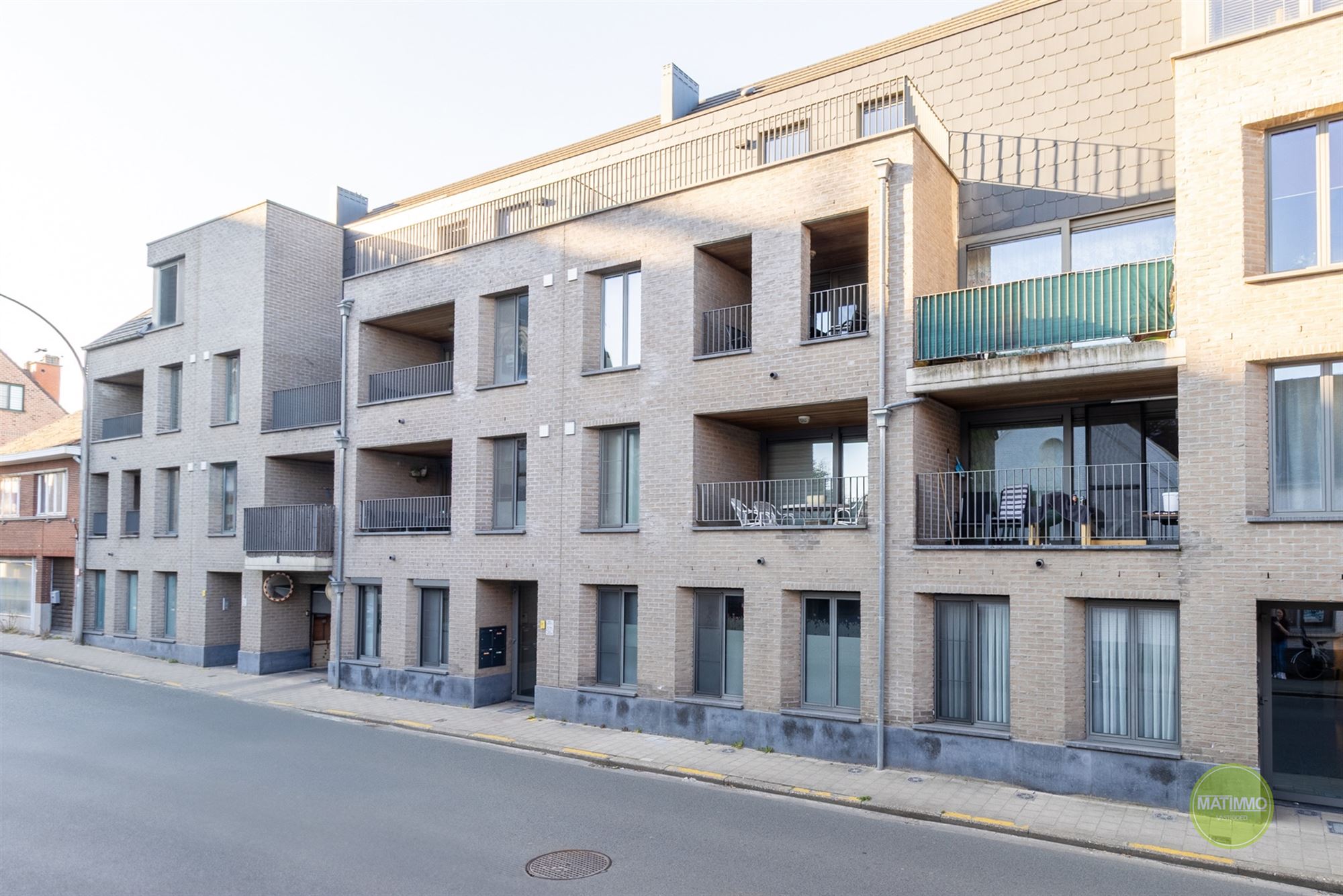 Instapklaar appartement met terras in Geel foto 17