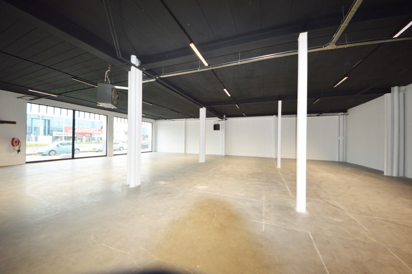 COMMERCIEEL GEBOUW BAANLOCATIE MET PARKING NABIJ MCDONALDS foto 5