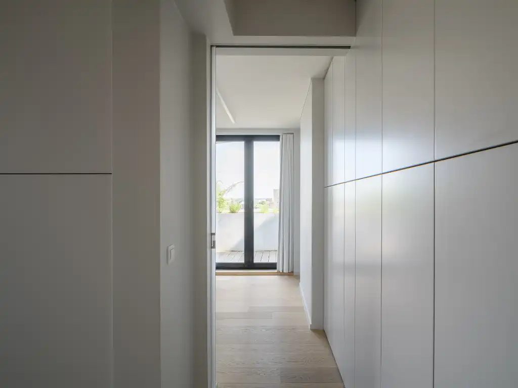 Luxueus en lichtrijk 2-slaapkamer appartement met ruim terras foto 16