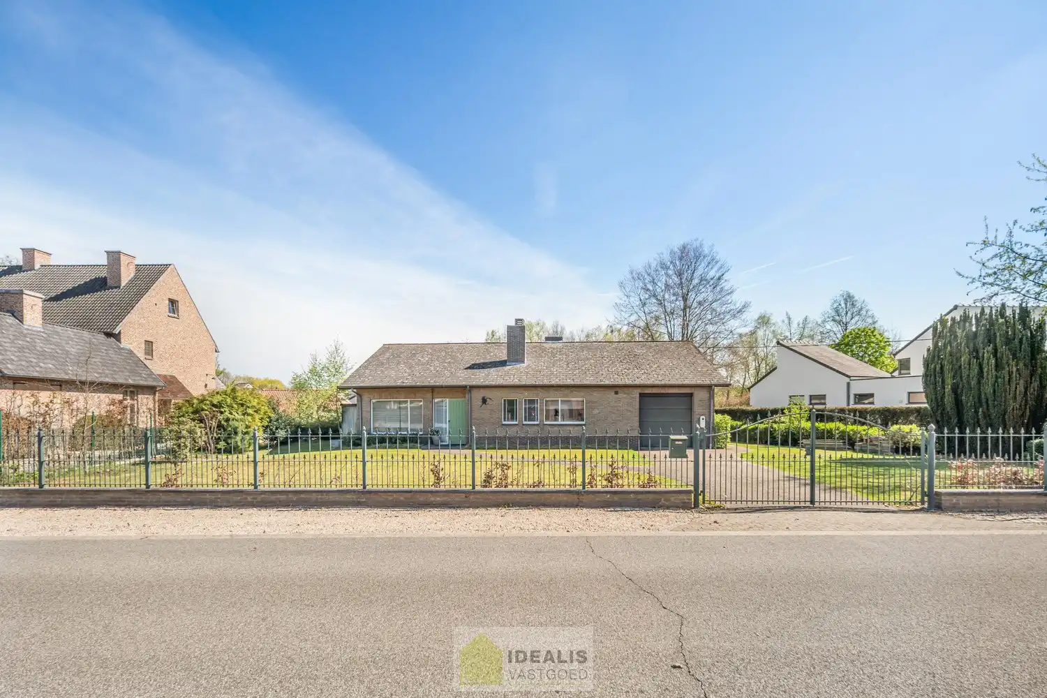 IDEALIS VASTGOED – Goed onderhouden en aangename gelijkvloerse woning met 2 slaapkamers op een prachtig, ruim en uiterst breed perceel foto 4