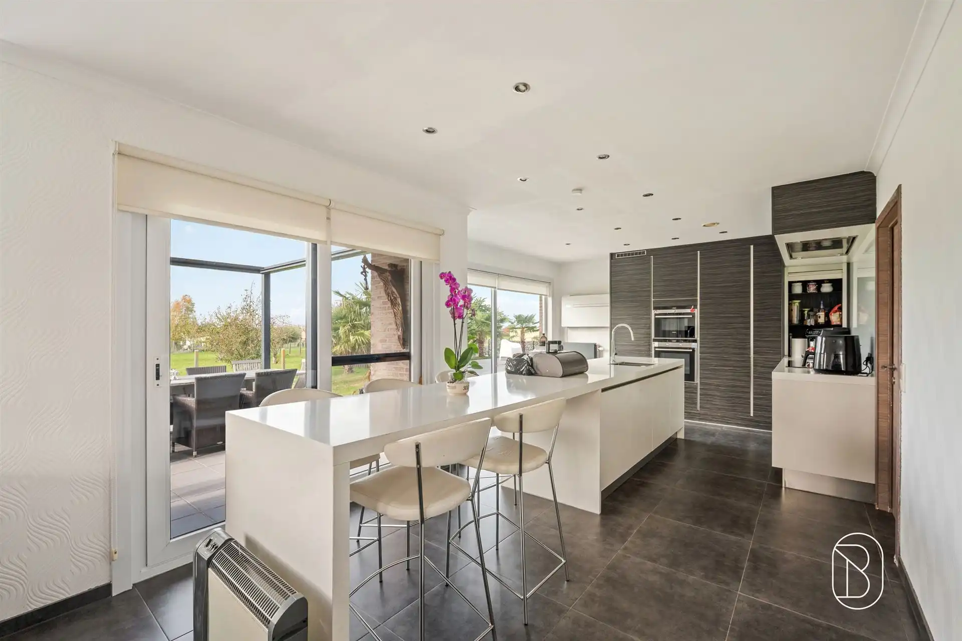 Villa met verwarmd zwembad en 2 garages!  foto 11