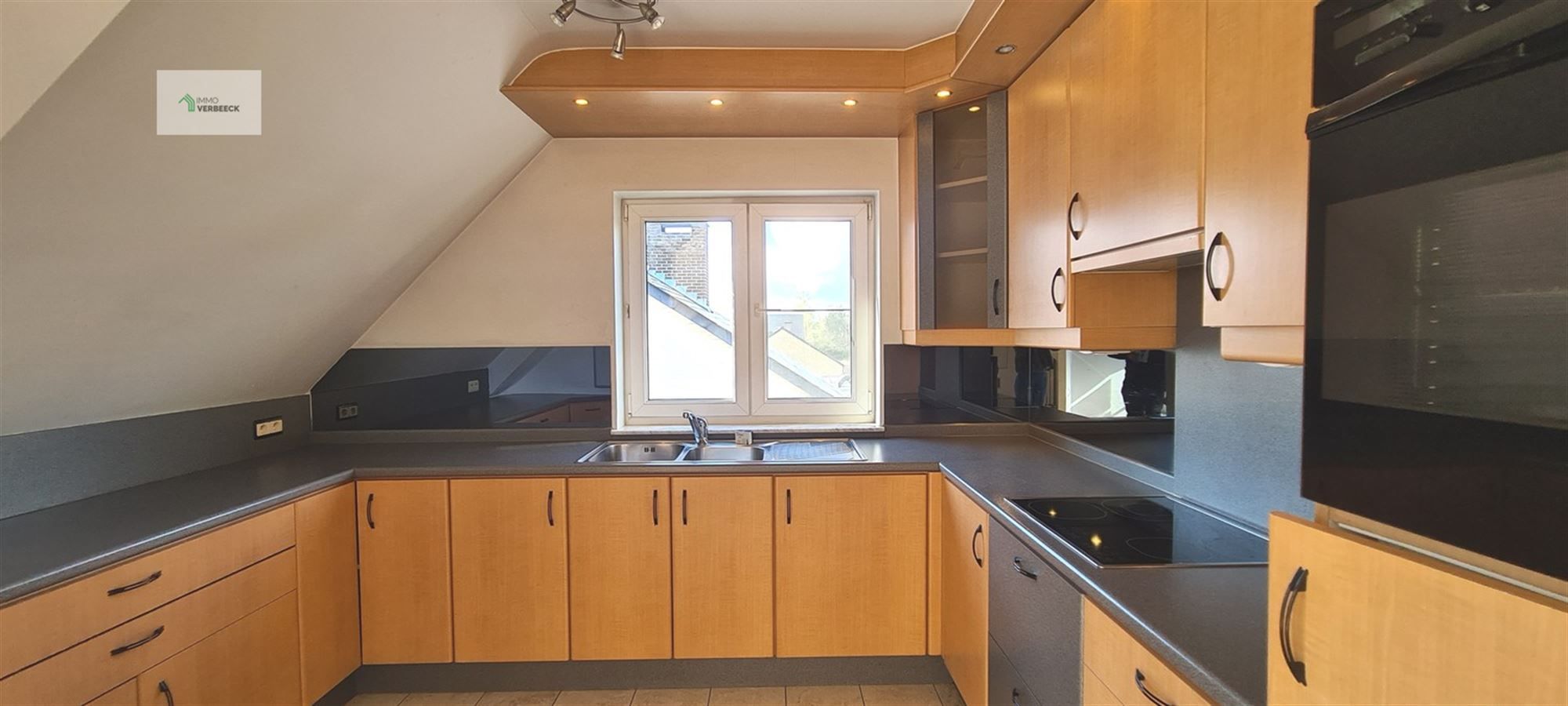 Gezellig dakappartement met zéér ruim terras. foto 4