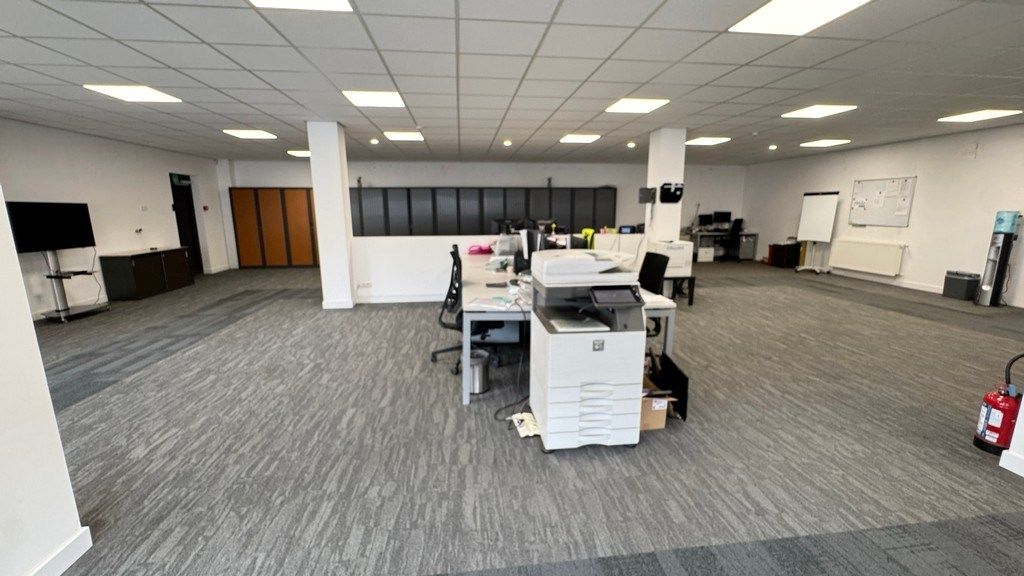 Magazijn met laadkades en kantoor te huur in Malle foto 9