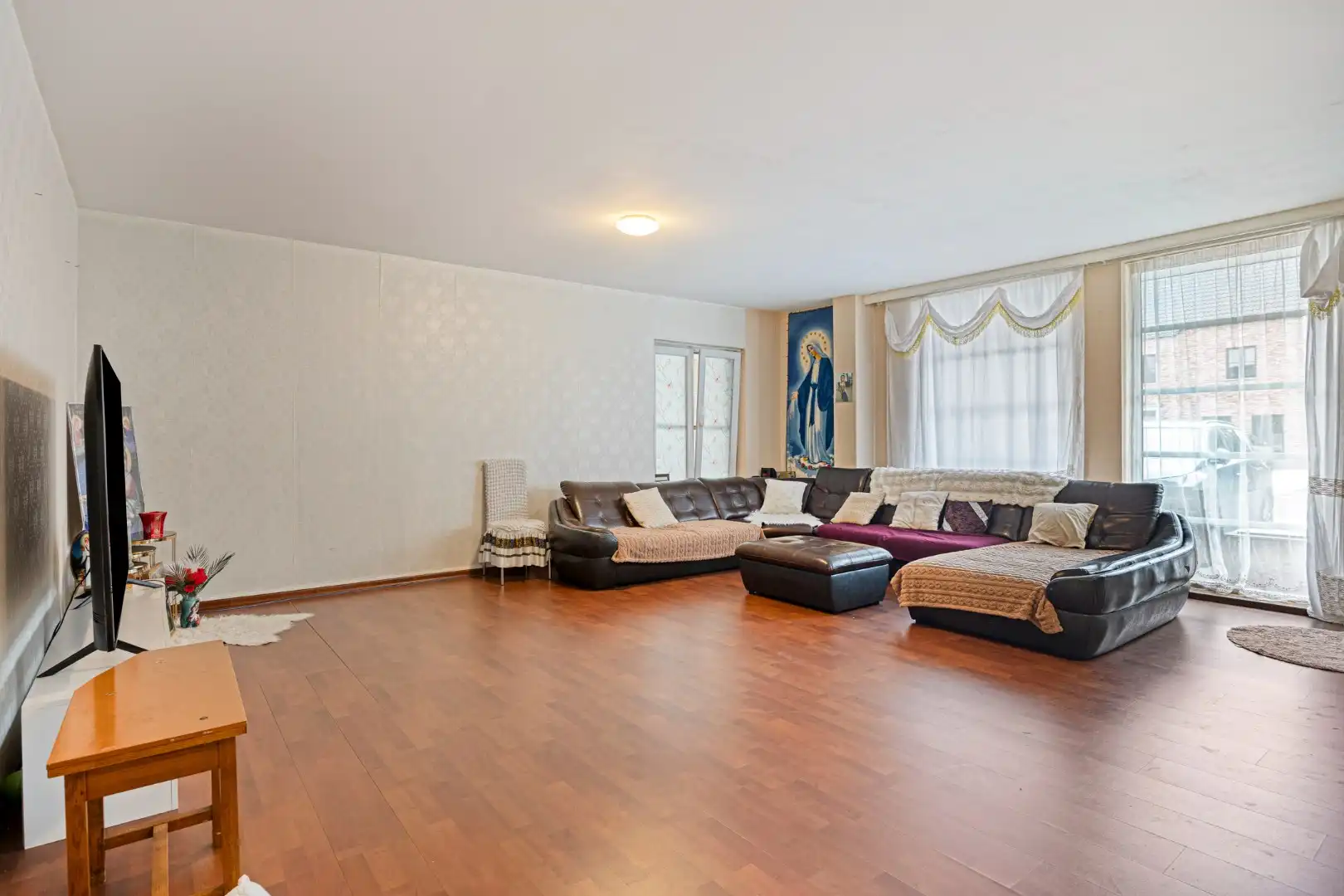Ruim gelijkvloers appartement met 3 SLPKS, tuin en twee overdekte staanplaatsen !  foto 3