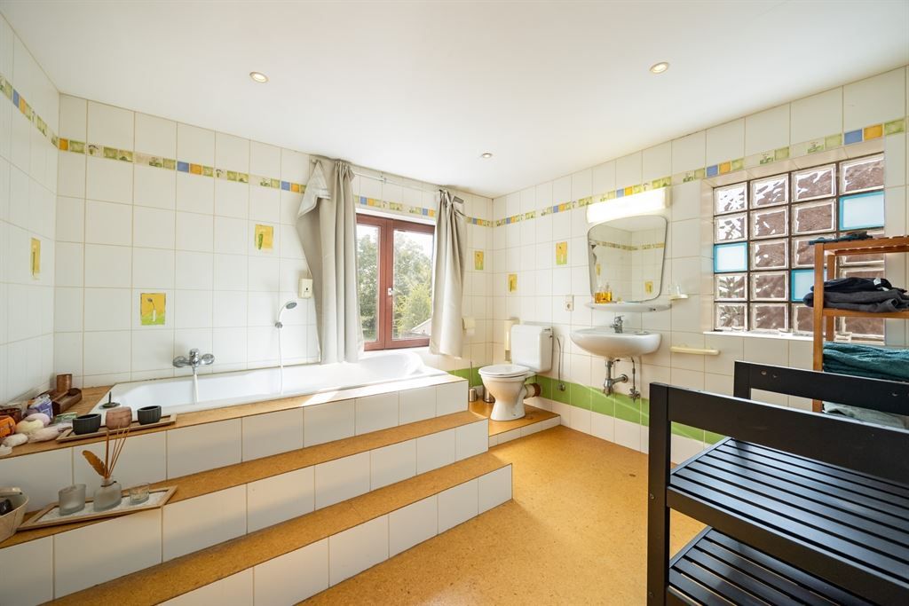 Ruime op te frissen woning met groene tuin! foto 14