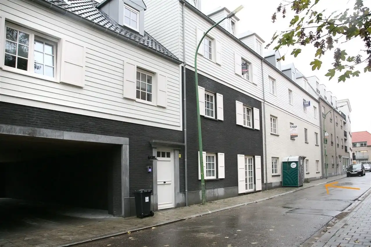 Gelijkvloers app. met 2 slpk., terras en garage, rustigere ligging foto {{pictureIndex}}