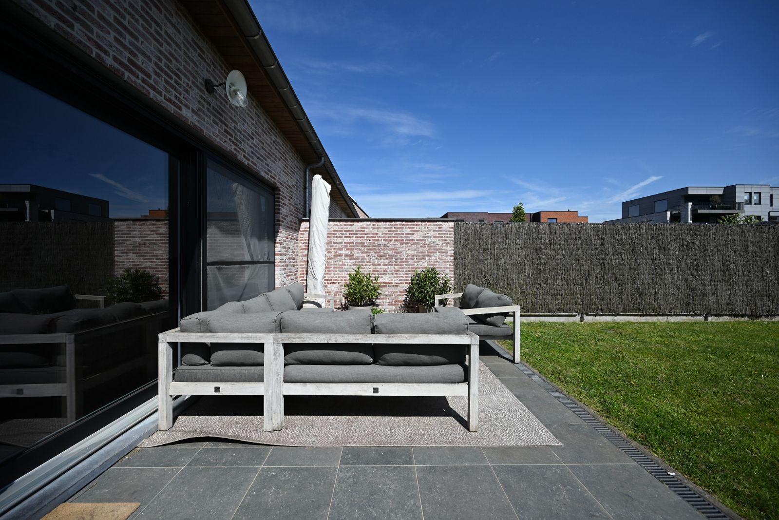 Gezinsvriendelijke Woning met Open Keuken, Tuin parkeerplaats en Garage foto 9