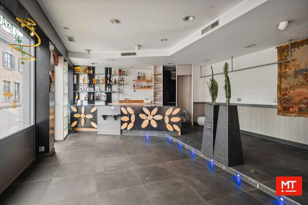 Veelzijdig gebouw bestaande uit handelsruimte, woning en appartement in het centrum van Wervik foto 7