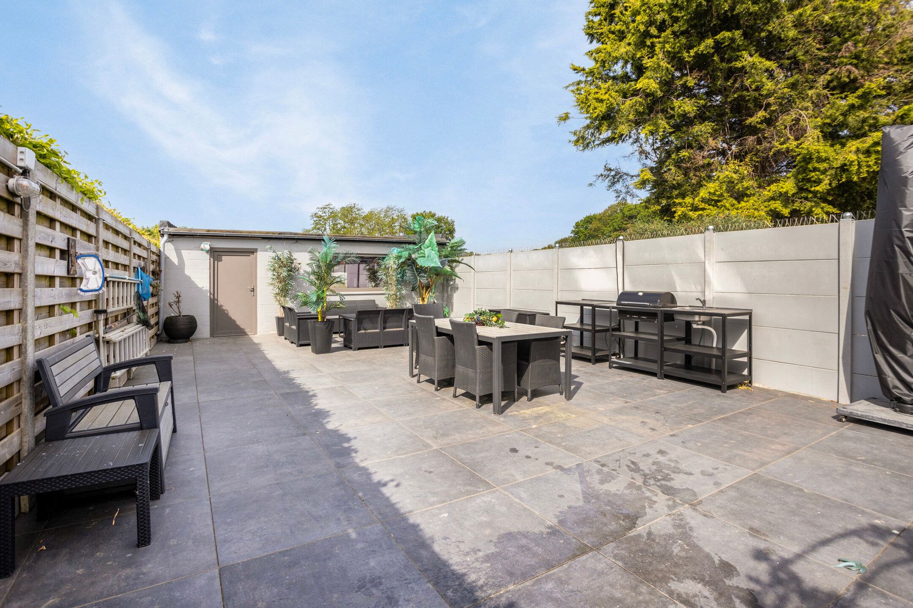 Charmante woning met ruime tuin, zwembad en garage. foto 2