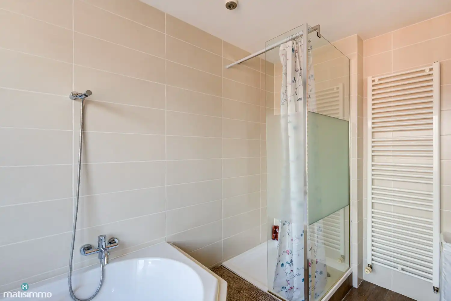 GERENOVEERD APPARTEMENT MET TWEE SLAAPKAMERS, TWEE BALKONS EN ONDERGRONDSE AUTOSTAANPLAATS NABIJ HET CENTRUM VAN HASSELT foto 17