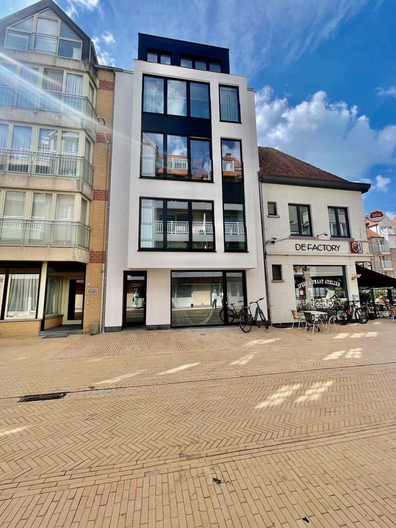 Prachtig handelspand ideaal gelegen in het centrum van Heist.  foto {{pictureIndex}}