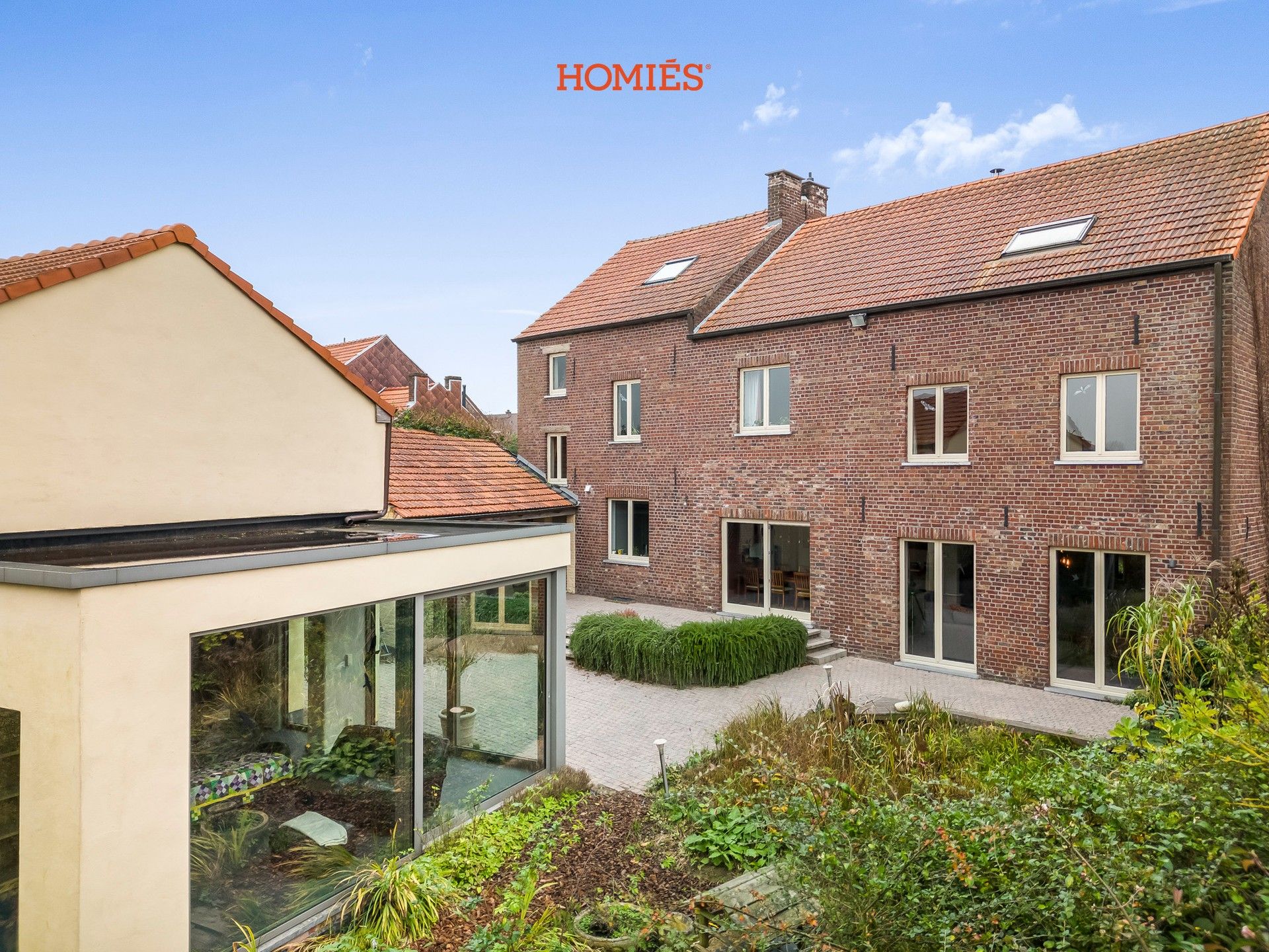 Charmante woonst met ruime veelzijdige bijwoning foto {{pictureIndex}}