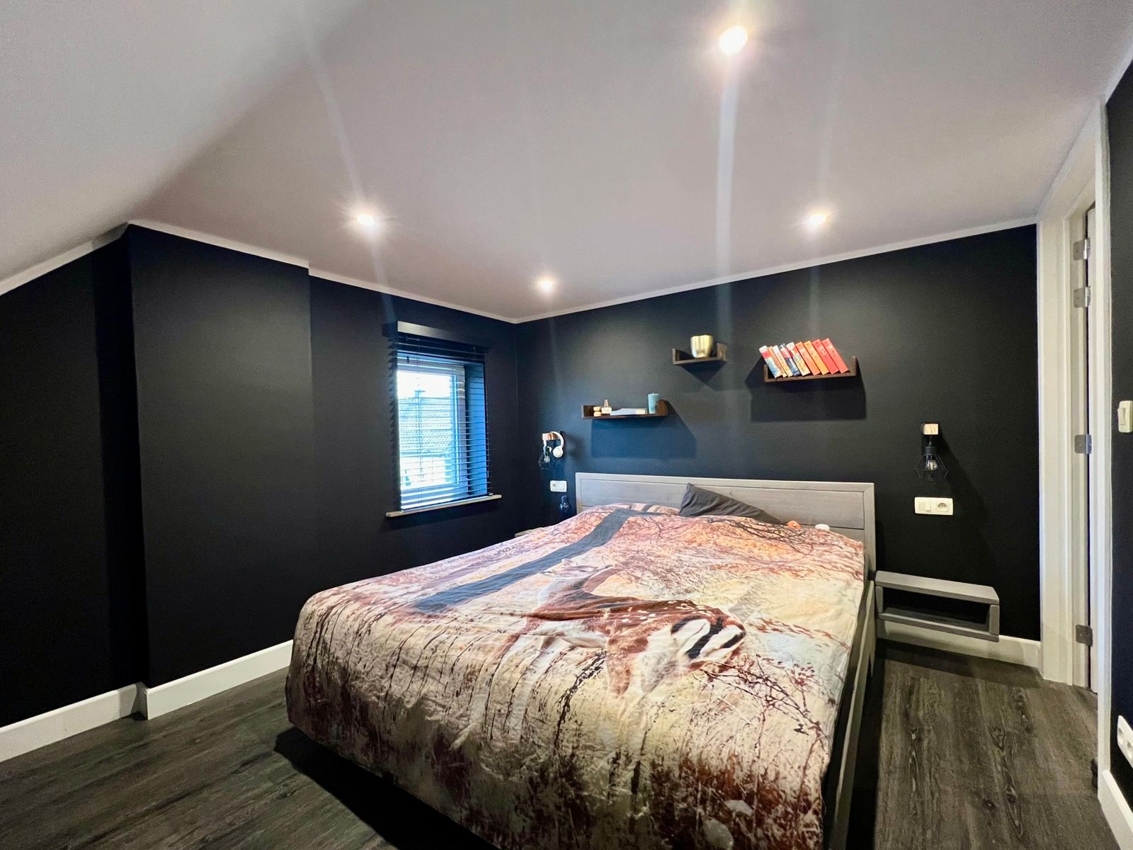 Zéér ruime gerenoveerde woning met 5 grote slaapkamers. foto 24