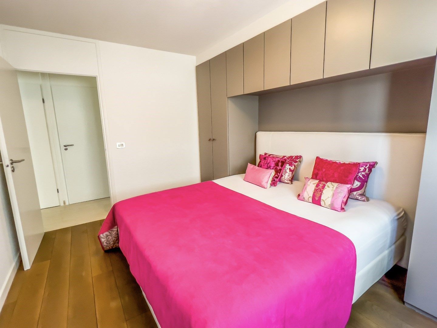 Gemeubeld hoekappartement (westkant) gelegen op de Zeedijk vlakbij het Albertplein en Driehoeksplein. Inclusief inpandige parking foto 11