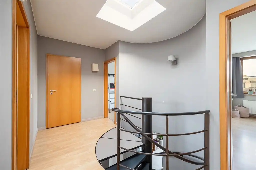 Ruime woning met inpandige garage en tuin foto 12