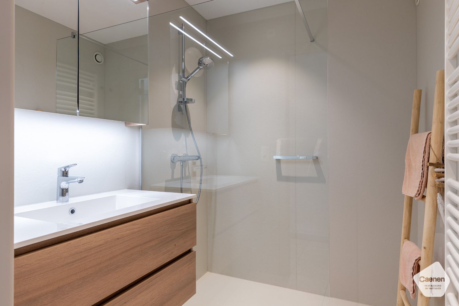 Prachtig gerenoveerd appartement met 2 slaapkamers en open zicht foto 10