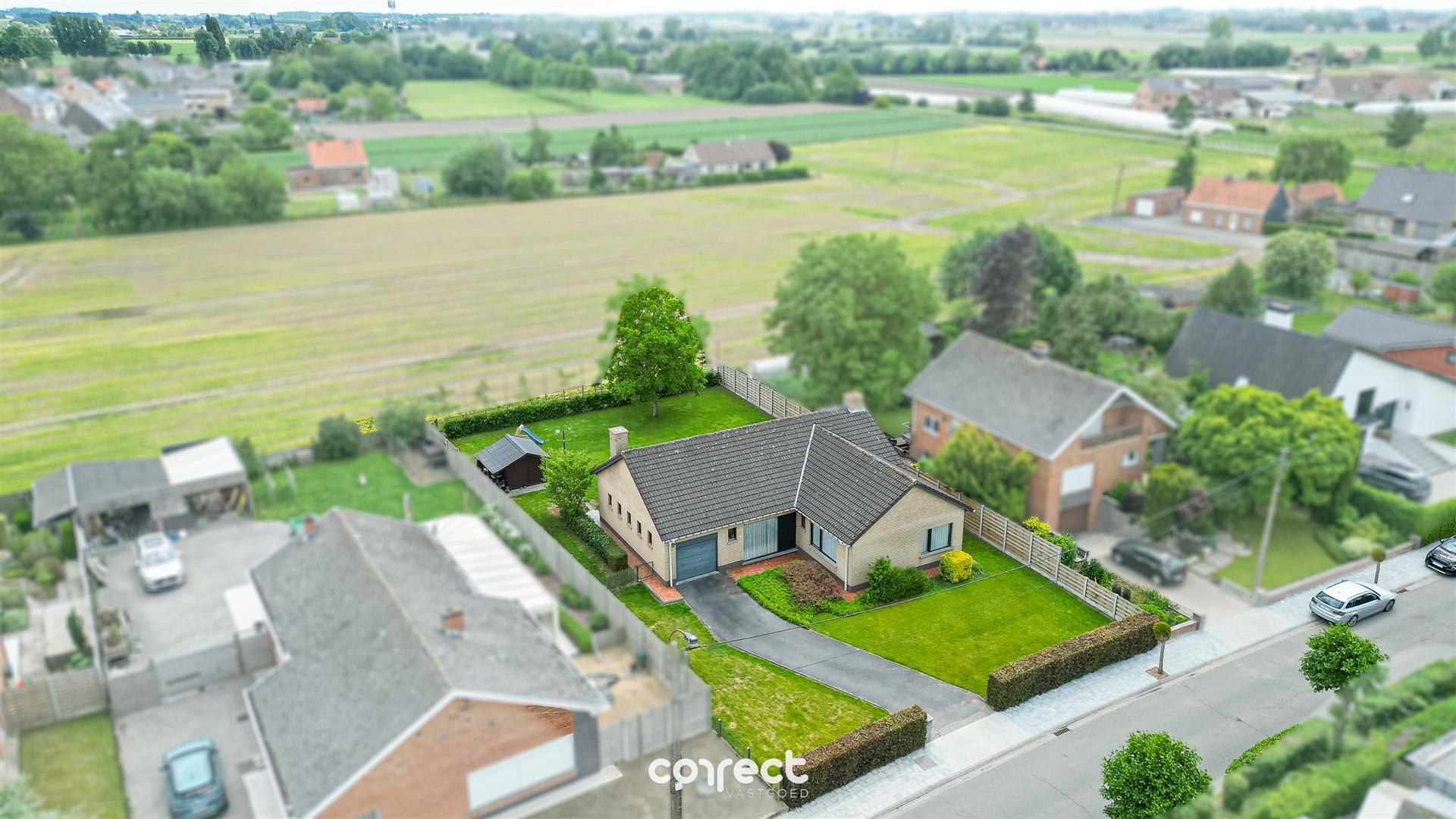 Rustig gelegen, zeer verzorgde open laagbouwwoning op een groot perceel met weids uitzicht. foto 11