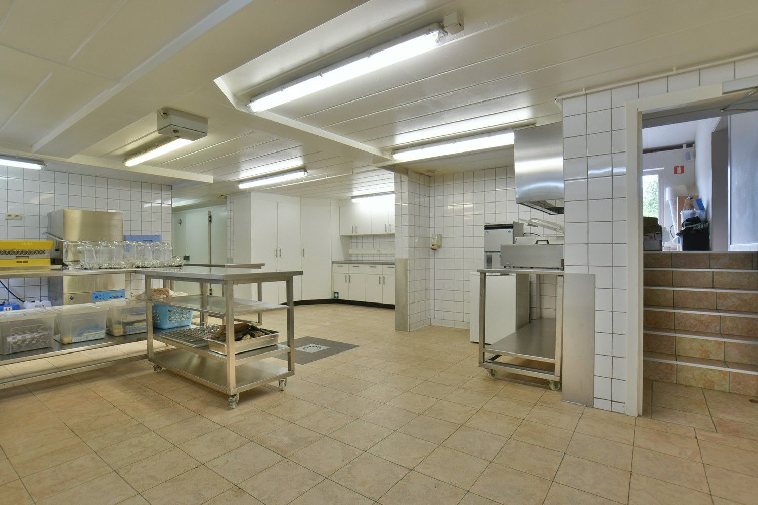 Feestzaal / restaurant, met ruime parking en woning op een domein van maar liefst van 74a. foto 15