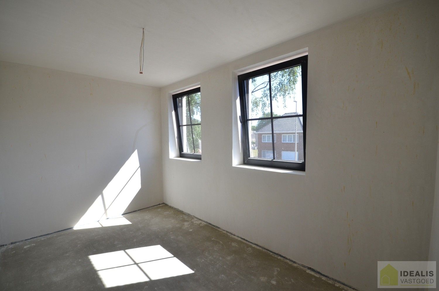 Idealis Vastgoed – Charmante CASCO+ woning met 2 tot 3 ruime slaapkamers, ruime woonkamer met open keuken, berging, achterinkom met wasruimte, badkamer en met maar liefst 18 zonnepanelen. De woning is gelegen op een rustig perceel aan de bosrand. foto 10