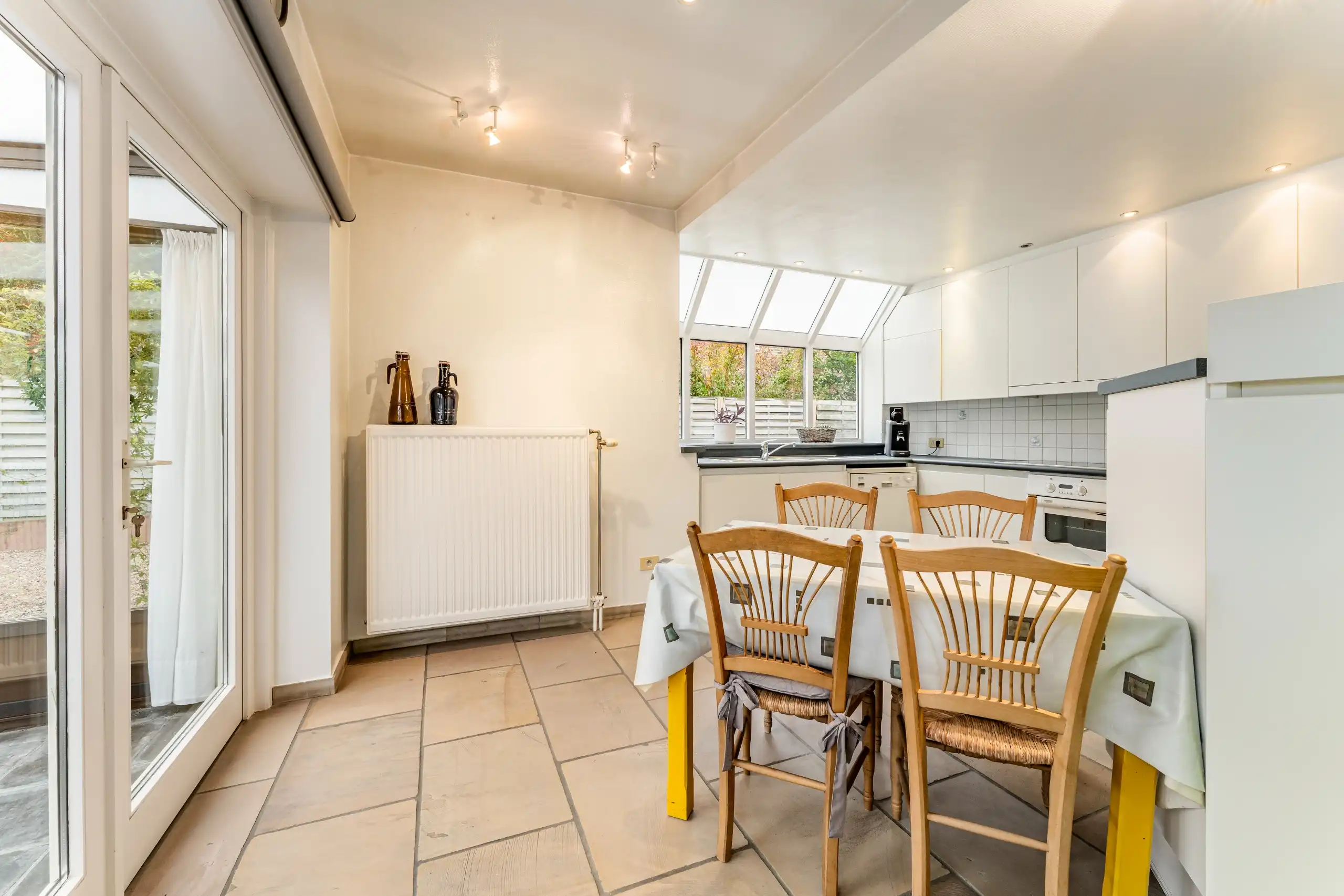 Verzorgde bungalow op 585 m2 met 3 slaapkamers en zonnige tuin nabij het centrum foto 8
