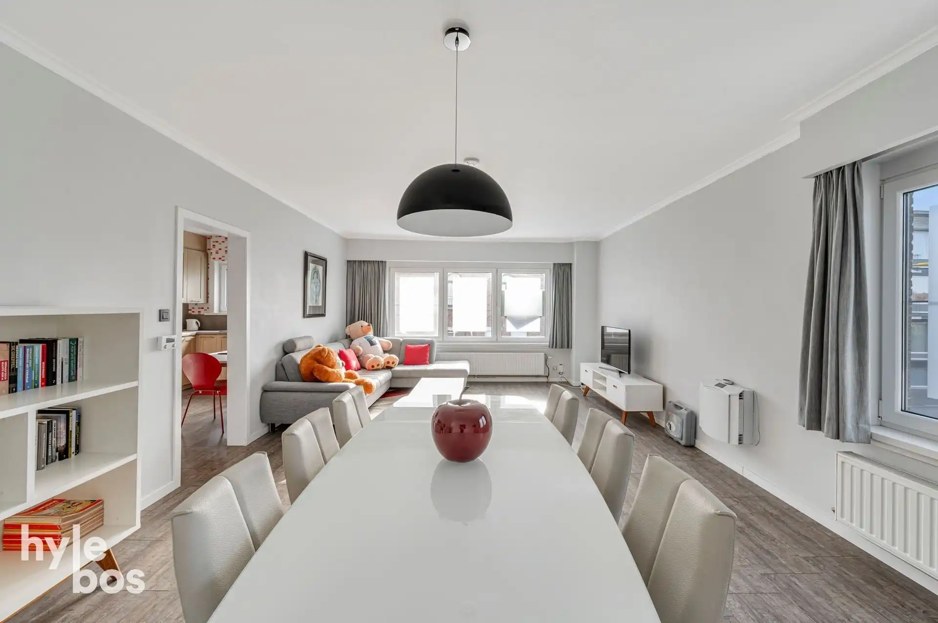 Ruim lichtrijk hoekappartement met garage foto 2