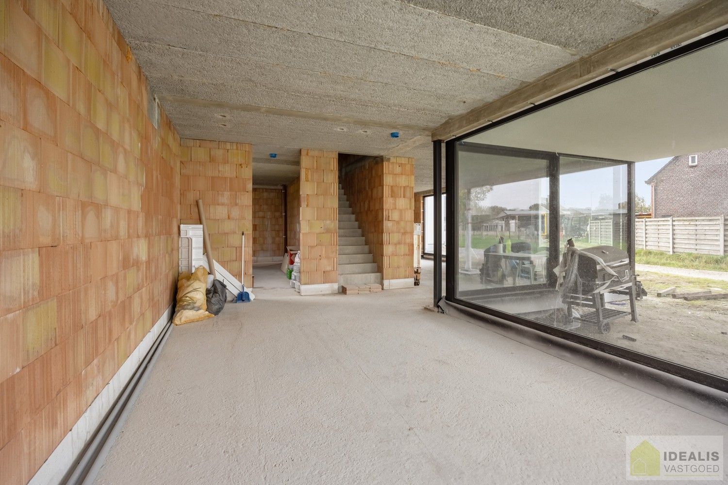 IDEALIS VASTGOED – RUIME (CASCO/VERDER AF TE WERKEN) NIEUWBOUWVILLA MET DE PERFECTE INDELING, EEN HEERLIJKE LEEFRUIMTE, KANTOOR, EXTRA RUIME BERGING, 3 RUIME SLAAPKAMERS, 3 BADKAMERS, CARPORT EN OVERDEKT TERRAS OP EEN RIANT PERCEEL VAN MAAR LIEFST 29A 51CA MET VRIJE ZICHTEN EN DE PERFECTE ORIENTATIE! foto 9