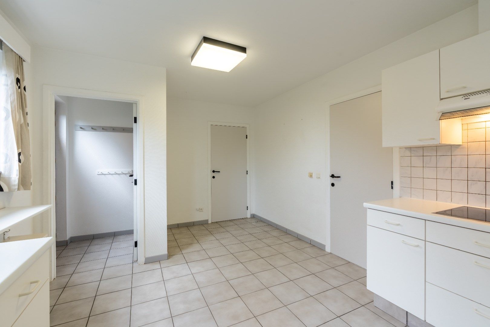 Comfortabel gebouw, onderverdeeld in een gelijkvloers appartement en een woning (210 + 210A), op een perceel van 9a60 met diverse mogelijkheden (kangoeroewoning foto 23