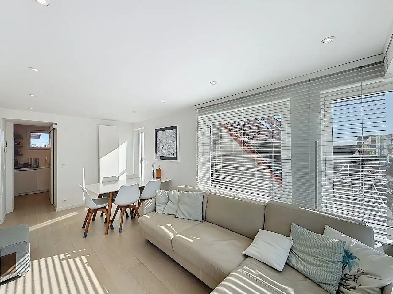 Perfect gerenoveerd appartement met ruim terras en zijdelings zeezicht foto 3