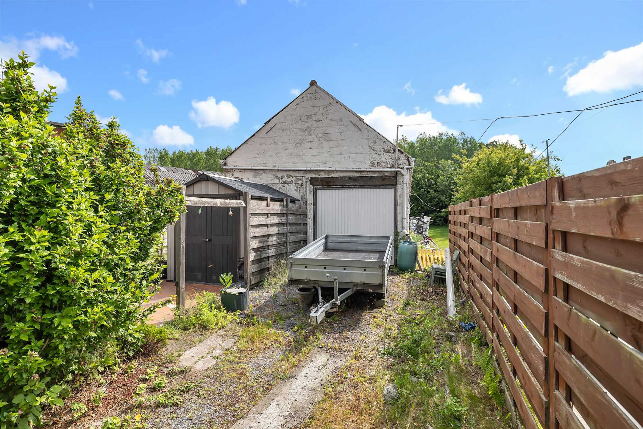 Te renoveren woning met tuin en perceel met garage foto 2