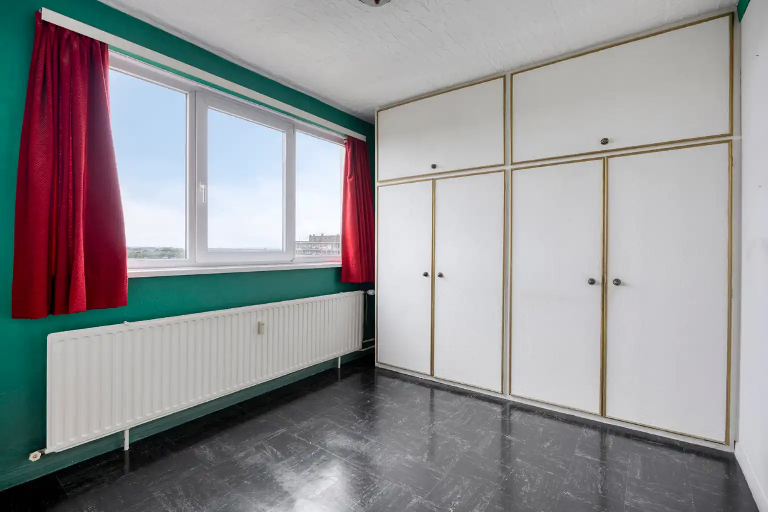 Op te frissen 2-slaapkamerappartement met prachtig uitzicht foto 12