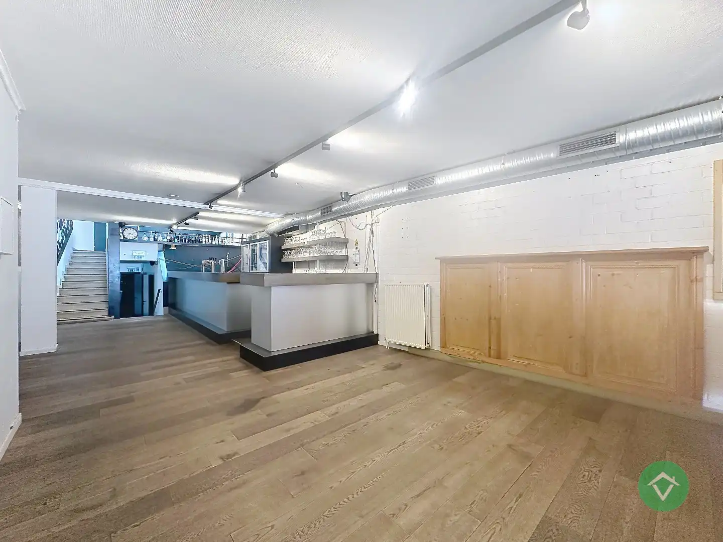 Centraal gelegen handelszaak, met tal van mogelijkheden, op de Markt van Torhout foto 7